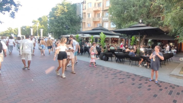 Очертават със спрей местата за масите на заведенията в центъра на Варна