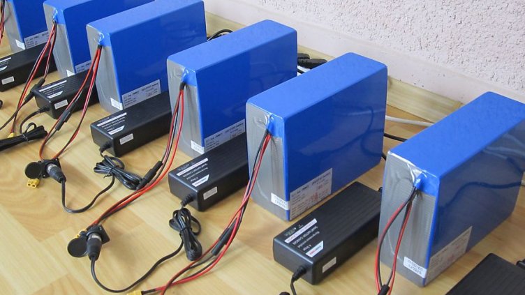 Разработват по-евтина алтернатива на литиевите батерии
