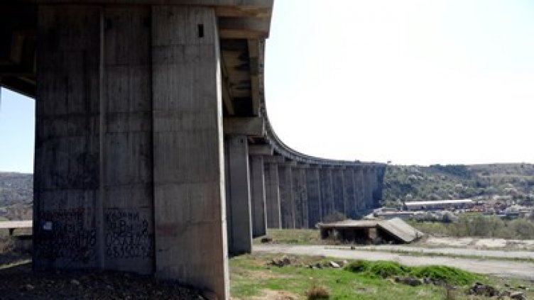 Шофьор скочи с главата надолу от мост на АМ "Хемус"