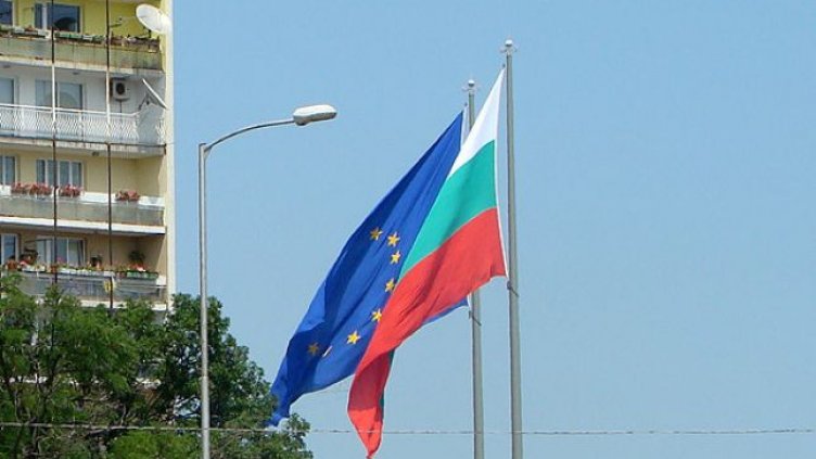 Община Варна ще поднови флаговете на България и ЕС на пилоните до спирка „Почивка“