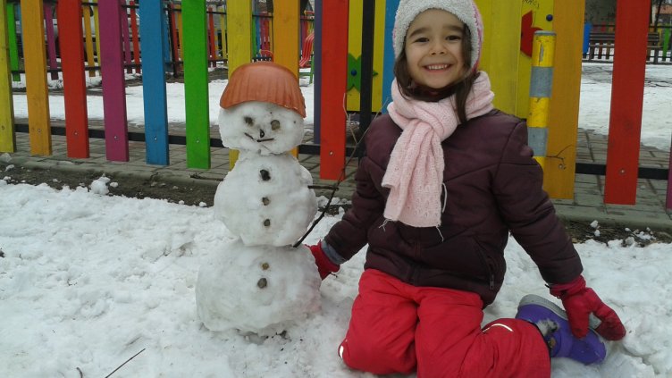 ПРЕЗ ЗИМАТА ВСИЧКИ ДЕЦА, а и техните родители, обичат да правят снежни човеци. Снимка ЕЛИ МАРИНОВА
