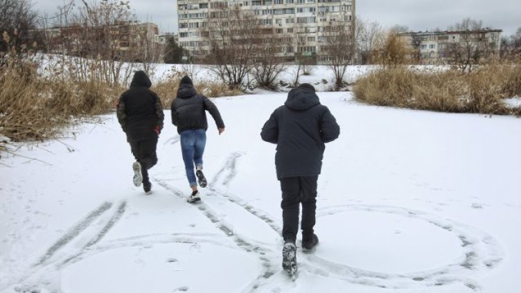 Опасно! Деца се разхождат по замръзналото езеро в "Дружба"
