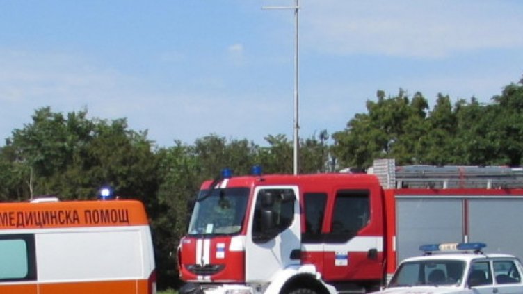 Пожарна кола пропадна в дере край Куклен