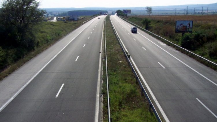 На магистралата мъж излетя от пътя заради спукана гума