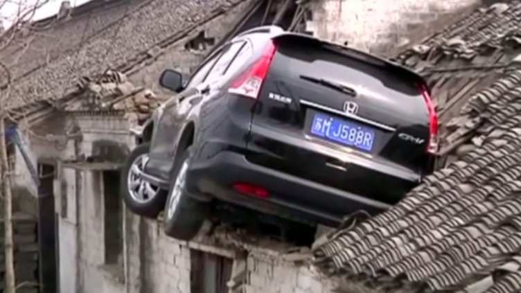 Кола се изстреля на покрива на къща 