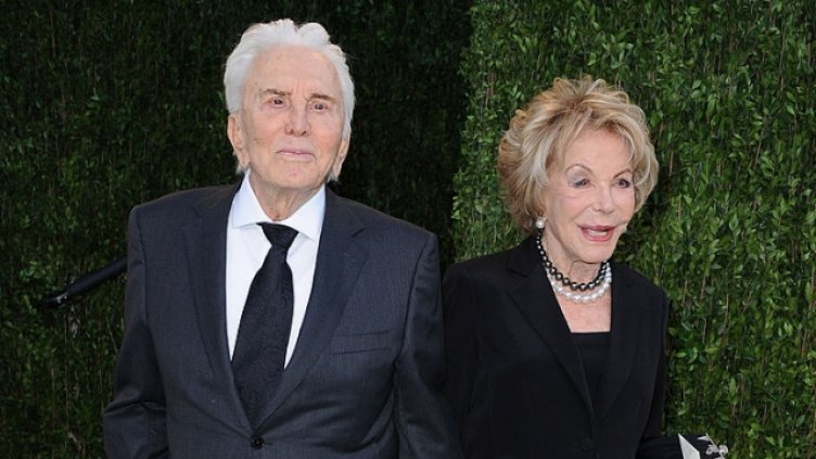 Вдовицата на Кърк Дъглас почина на 102 години