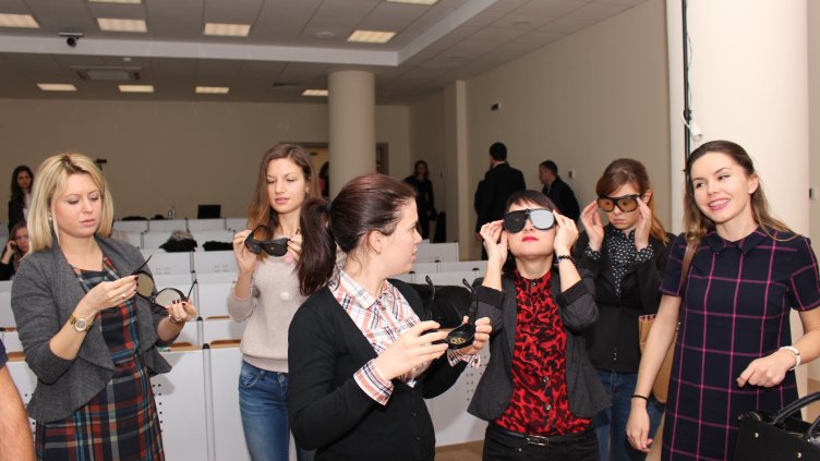 Специализанти по офталмология тестват специални симулационни очила, които демонстрират как виждат пациенти с различни очни заболявания