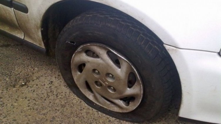 Деца нарязаха гумите на над 20 коли