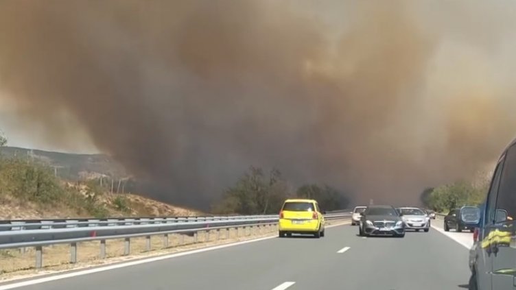 Пожарът между летище "Варна" и Слънчево се разраства