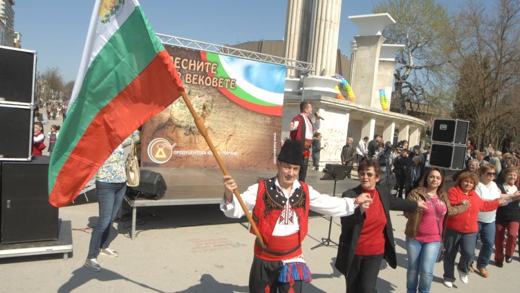 Хороводец с национален трибагреник повдигна духа на събралото се множество. Снимка Пламен Гутинов
