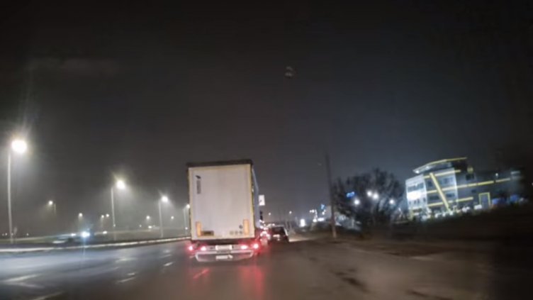 Не я вижда, или тарикатъкатлъкът взема връх? ТИР помете кола ВИДЕО