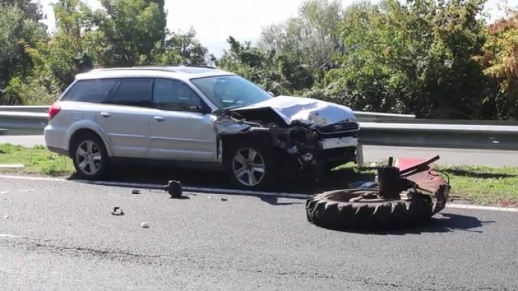 Трагикомичното търкаляне! Колело от трактор се откъсна и удари кола ВИДЕО
