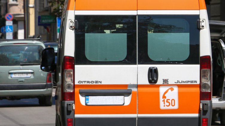 Спешни медици държани под ключ при пациентка