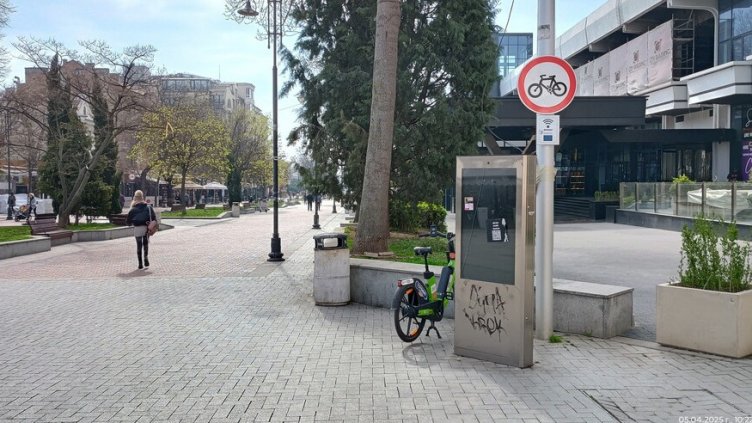 Сложиха забранителни знаци за велосипеди в центъра на Варна