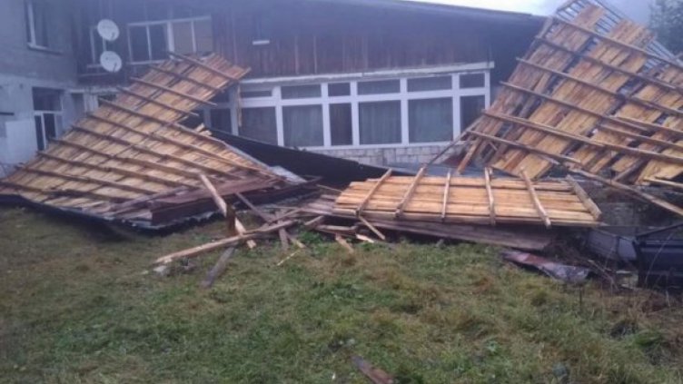 Буря отвя покрива на хижа „Ком“