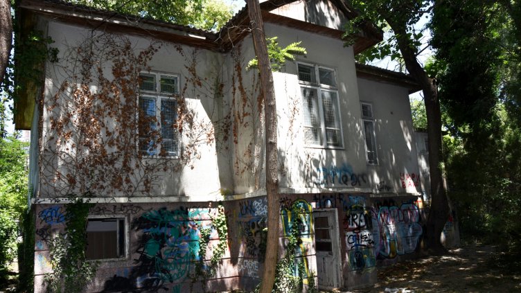 Къщата на Антон Новак във Варна тъне в разруха