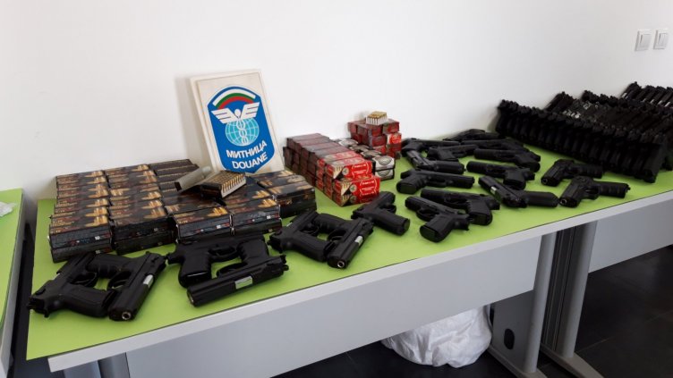 Митничари задържаха 186 пистолета и 7 475 бойни патрона в микробус с френска регистрация