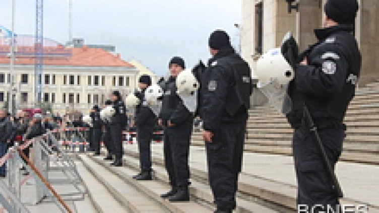 Полицаи, военни и служители в затворите излизат на протест