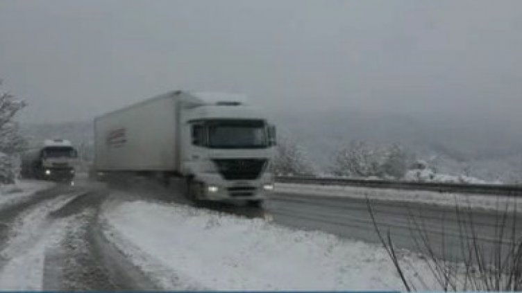 Обилен снеговалеж затрудни трафика във Велико Търново