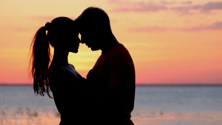 Юли носи романтика и изненади: Любовен хороскоп за месеца