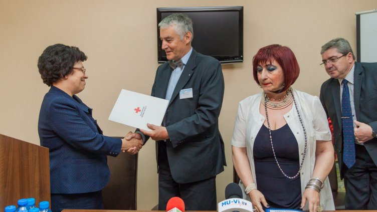 Председателят на БЧК Христо Григоров връчи дарението на изпълнителния директор на УМБАЛ „Света Марина“ проф. д-р Жанета Георгиева. Снимка Пламен Гутинов