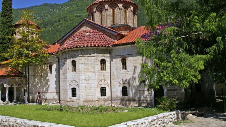 Свлачище блокира Бачковския манастир
