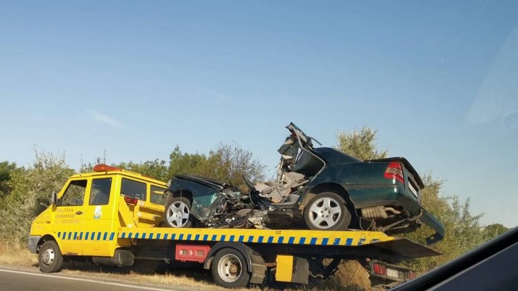 Млада шофьорка се удари в билборд, в реанимация е
