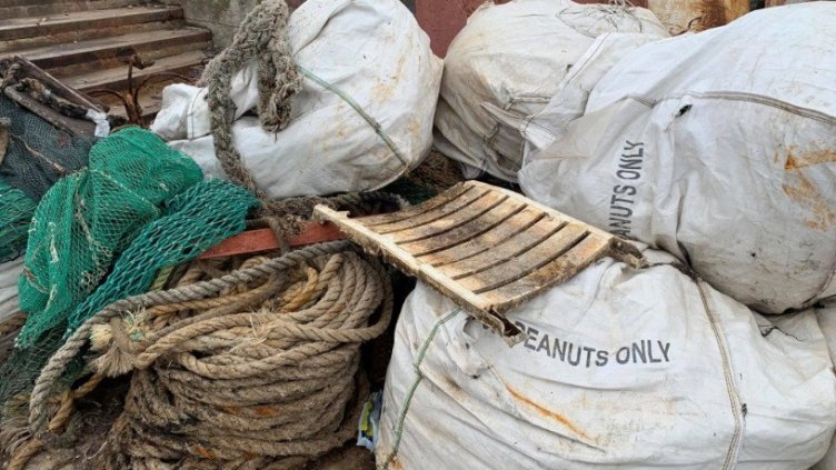 Какви боклуци изавадиха от морето край Варна?