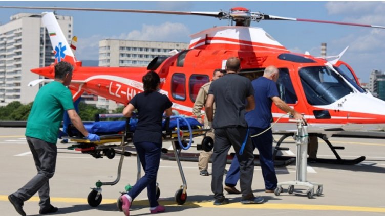 Въздушната линейка в акция: Транспортираха мъж, пострадал при скок с парашут