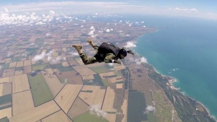 450 парашутни скока изпълни Морският спецотряд