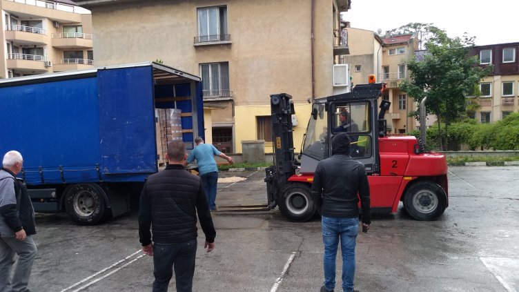 Вижте как във Варна разтоварват бюлетините за евровота