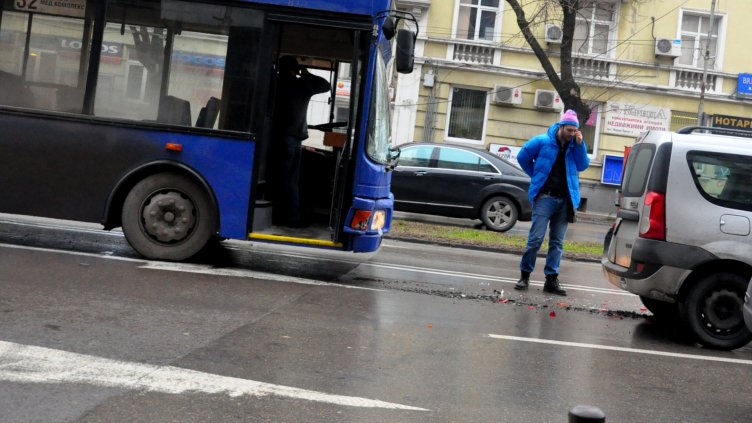 Автобус се натресе в кола (СНИМКИ)