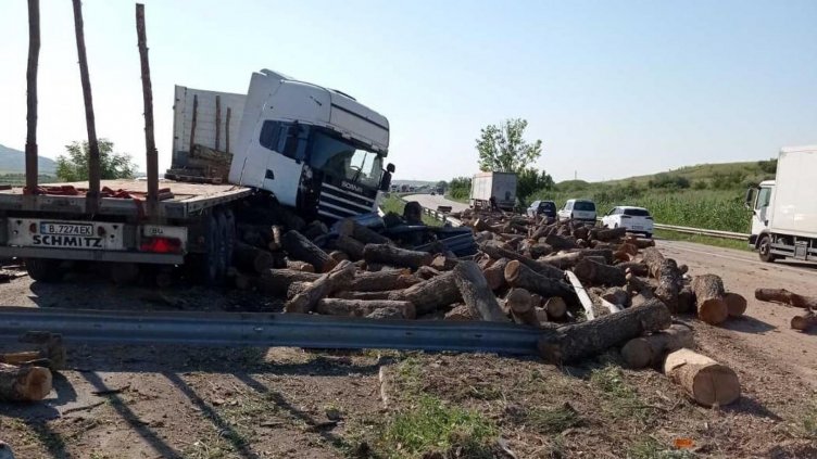 Шофьор разсипа дърва и ги разстла и на двете платна по магистрала "Хемус"