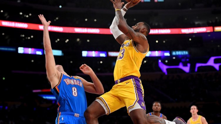 ЛеБрон пак сътвори история, Лейкърс удържаха Тъндър