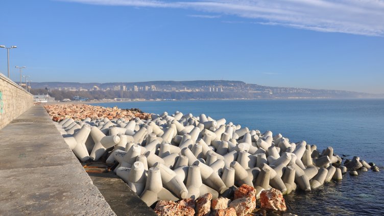 Приключва цялостното възстановяване на вълнолома