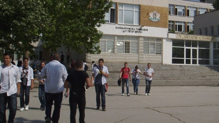 Училищно настоятелство съди директор