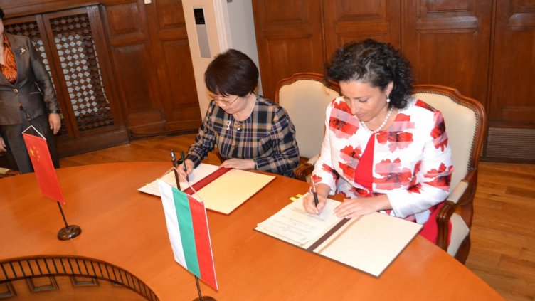 България и Китай подписаха протокол за износ на български млечни продукти