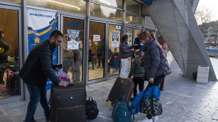 Бизнесът: Бежанците в хотели, а ни плащат като за бежански центрове!