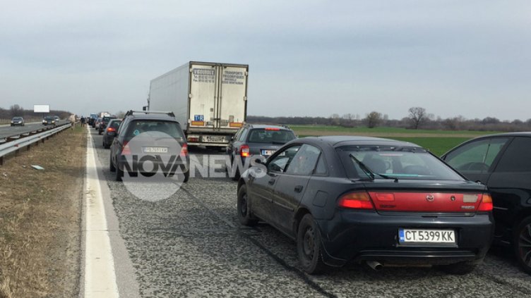 ТИР се обърна на магистрала "Тракия"