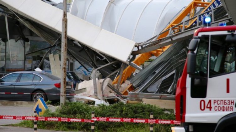 Все още се изяснява защо кран падна в столичния кв. „Младост 3”