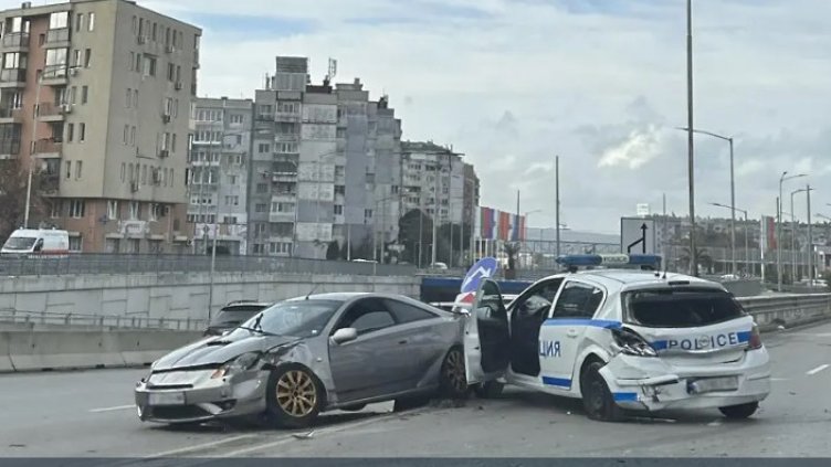 Спортна "Тойота" се заби в патрулка във Варна