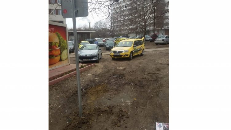 Инвалидно място се „появи“ в калта на ул. „Брегалница“ (Снимки)