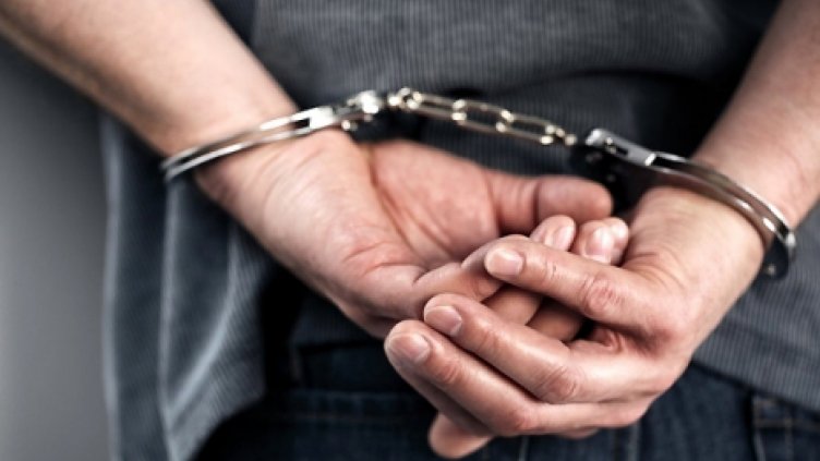 Младеж захапа полицай, докато му слага белезници