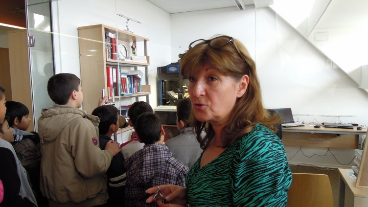 ДИРЕКТОРЪТ НА БИБЛИОТЕКАТА НА ИКОНОМИЧЕСКИЯ УНИВЕРСИТЕТ РОСИЦА ЗАРКОВА представи всички нови технологии, които се използват в книгохранилището и го превръщат в най-модерното в страната. 