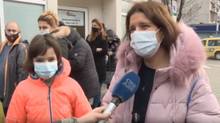 Деца се редят на опашка за ваксина