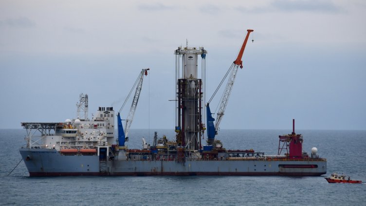 Кораб за сондажи е на рейд край Варна (СНИМКИ)