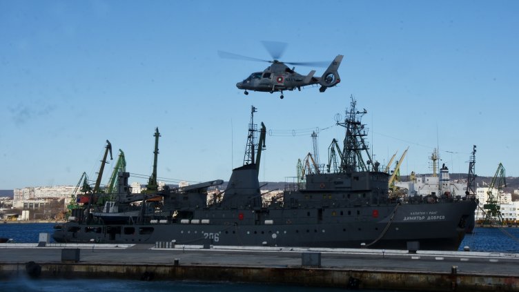 ВМС откриха новата учебна година със зрелищни демонстрации (СНИМКИ)