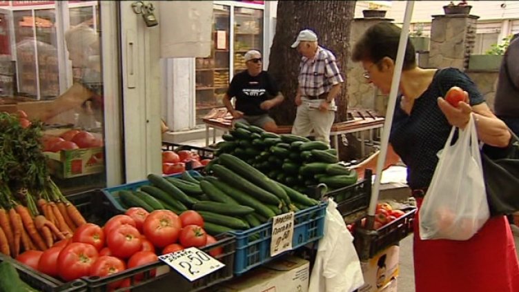 Салатата ни с вносни домати и краставици. Храним Запада със зеле и грах