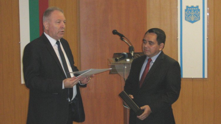 Посланикът на Индонезия награден от община Варна