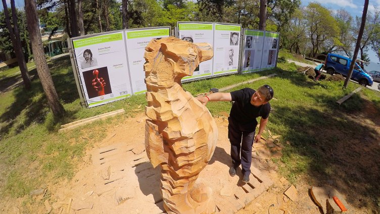 Скулптори творят с вдъхновение и отдаденост в курорта Св. св. Константин и Елена (СНИМКИ)